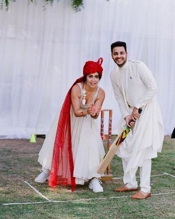 Picture of Yasmine Al Massri playing cricket with her friend on the wedding day of indian-hollywood actress Priyanka Chopra